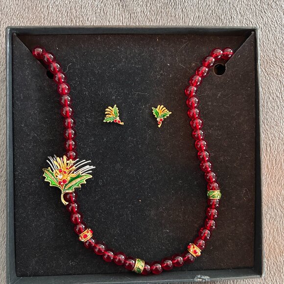 Metropolitan Museum of Art  Holiday  Necklace & Earring Set - Picture 8 of 9